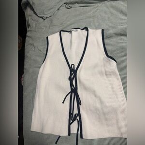 Abercrombie & Fitch 
Tie-Front V-Neck Sweater Vest